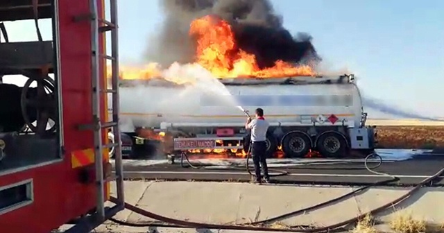 Nusaybin&#039;de yakıt yüklü tankerde yangın