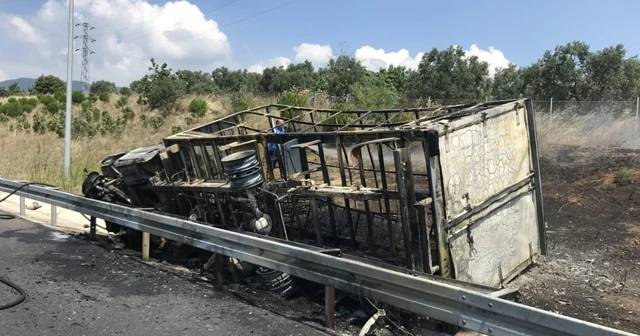 Otobanda devrilen yatak yüklü kamyonet alev aldı