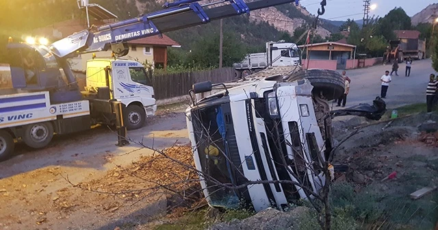 Park halindeki kamyon freni boşalınca devrildi