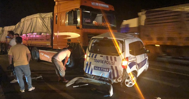 Sakarya&#039;da meşrubat dolu TIR, trafik polislerinin aracına çarptı