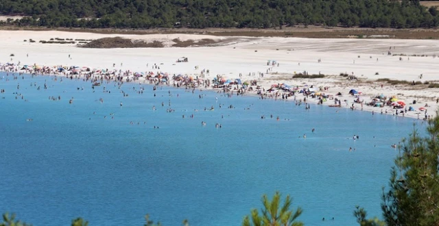 Salda Gölü, bayramda 40 bin tatilci ağırladı