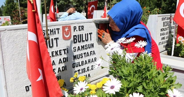 Şehit annesinden yürek burkan mezarlık ziyareti