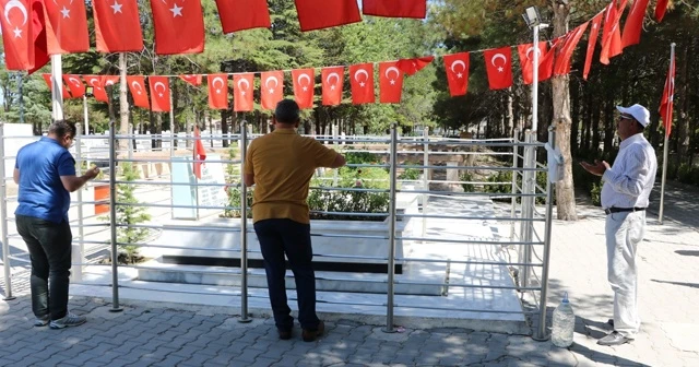 Şehit Ömer Halisdemir’in kabrine ziyaretçi akını