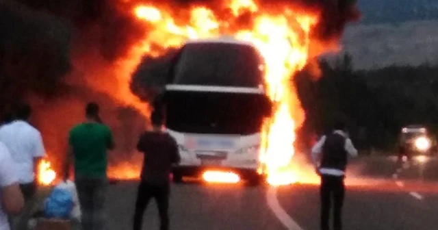 Seyir halindeki yolcu otobüsü  alev alev yandı