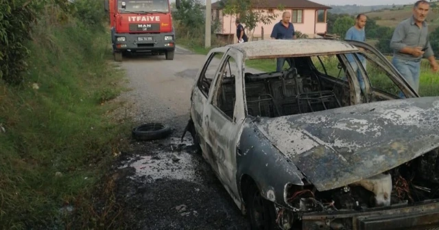 Seyir halindeyken alev alan araç kullanılamaz hale geldi