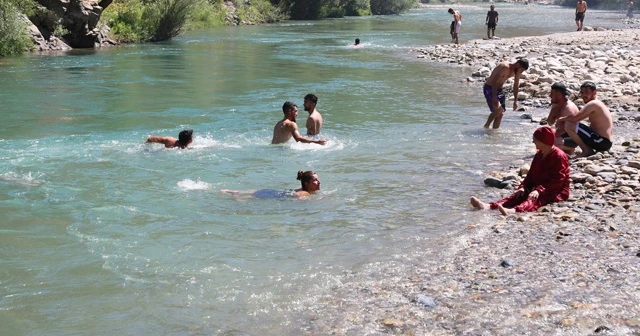 Sıcaklar arttı, Munzur ve Pülümür çayı serinlemek isteyenlerle doldu