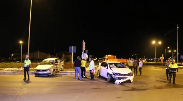 Sivas'ta 2 araç çarpıştı, 10 yaralı var