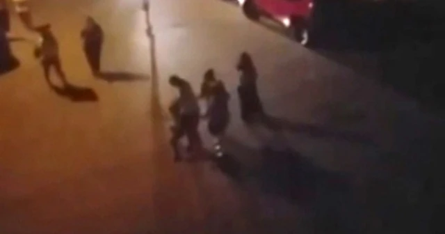 Sokak ortasında çocuğunu dövdü