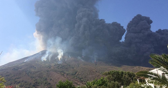 Stromboli yanardağındaki patlama turistleri korkuttu