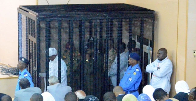 Sudan'ın eski lideri ilk ifadesini kafeste verdi