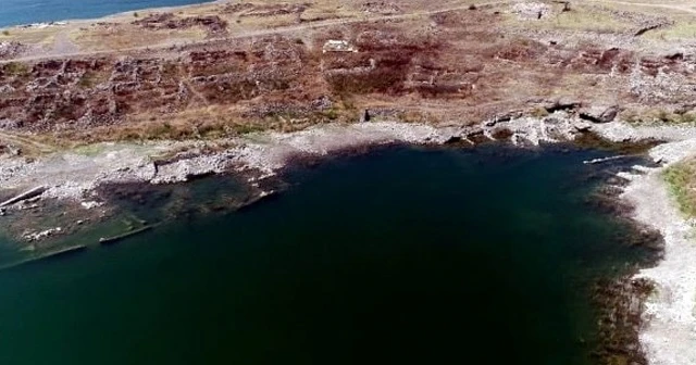 Sular çekilince köy ortaya çıktı