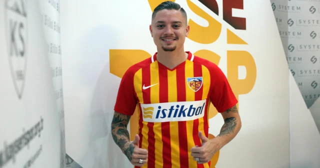 Süper Lig'de günün ilk imzası geldi
