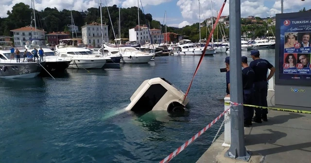 Tarabya sahilinde denize uçan minibüs vinç yardımıyla çıkarıldı