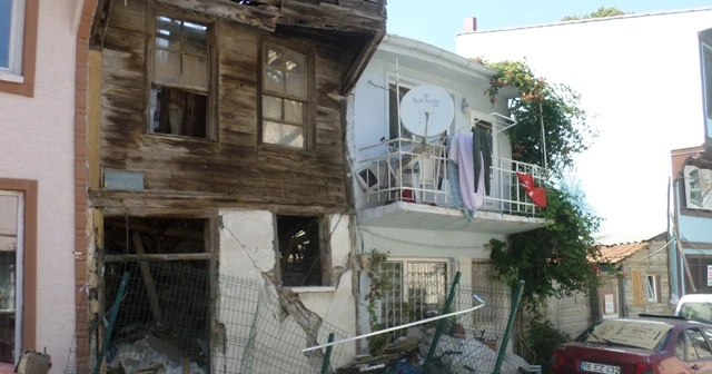 Tarihi binanın yıkılma tehlikesi mahalleliyi uyutmuyor