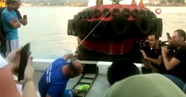 Tek parmağıyla 200 tonluk tekne çekti