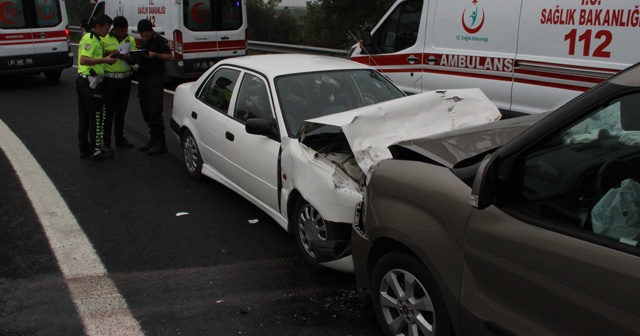 TEM&#039;de otomobiller kafa kafaya çarpıştı: 8 yaralı