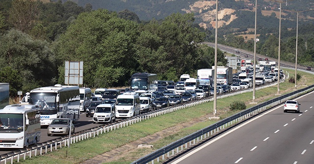 TEM Otoyolu’nda bayram trafiği yoğunluğu