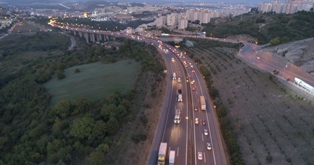 TEM Otoyolu&#039;ndaki bayram trafiği havadan görüntülendi