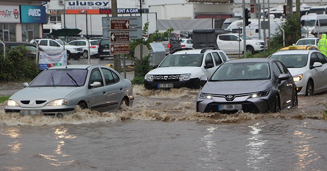 Trabzon’da yollar göle döndü