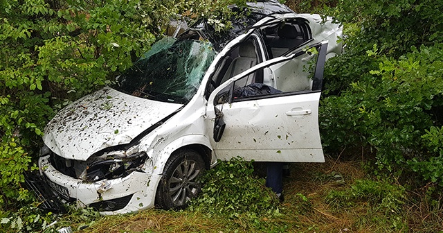 Trafik kazasında yardım için duran minibüse çarptı