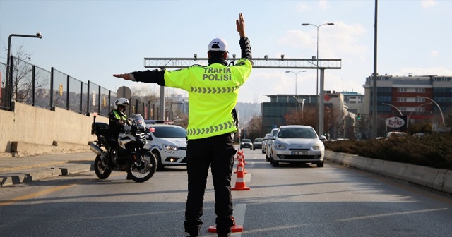 Trafik uygulamasında vatandaşlara bayram şekeri