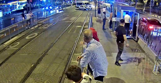 Tramvay yolundaki iki otomobil kafa kafaya çarpıştı