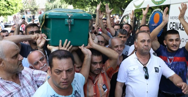 Ünlü şarkıcıya sevenleri kendi şarkısıyla veda etti