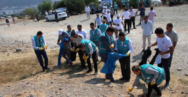 Ünlü tatil beldesinde 30 dakikada 1 ton çöp toplandı