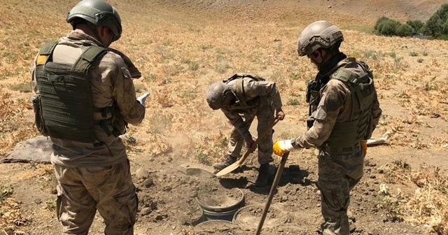 Van&#039;da PKK sığınağında silah ve mühimmat ele geçirildi