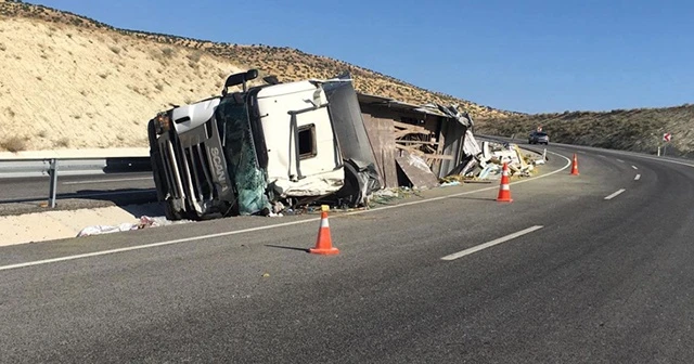 Virajı alamayan kamyon yan yattı: 2 ölü