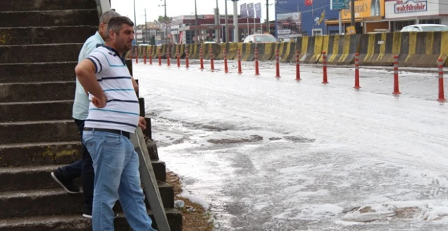 Yağmur yağdı, yol beyaza büründü! Görenler şaşkına döndü