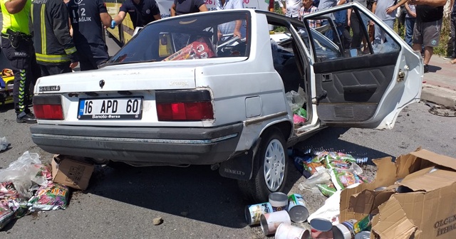 Yolcu otobüsüne çarpan otomobilde can pazarı: 1 ölü