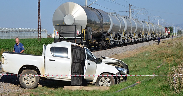 Yük treni DSİ’nin aracına çarptı