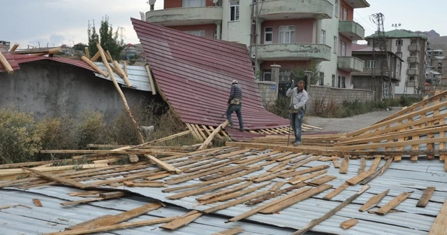 Yüksekova’da fırtına çatıları uçurdu