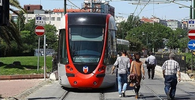 Zeytinburnu'nda tramvay raydan çıktı