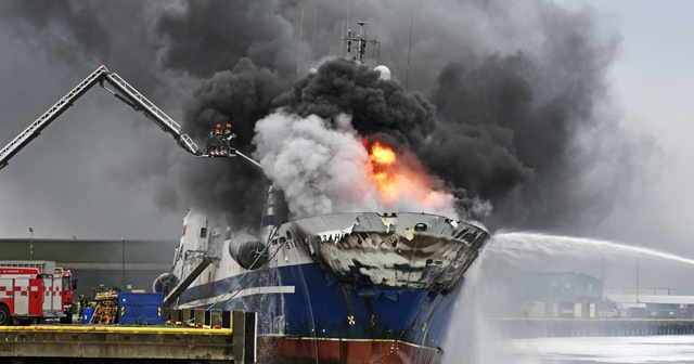 200 bin litre yakıt bulunan gemi yandı
