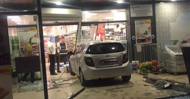 3 yaşındaki çocuğun çalıştırdığı araç markete daldı