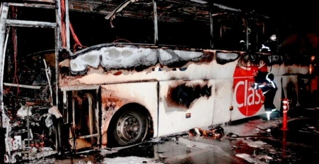 30 yolcuyu taşıyan otobüs alev alev yandı