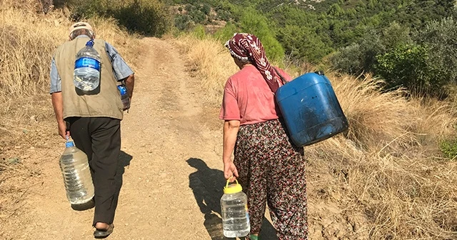 40 yıldır içecekleri suyu evlerine bidonlarda taşıyorlar