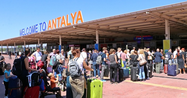 43 bin İngiliz turist panikte! Antalya Havalimanı&#039;nda kuyruk oluştu