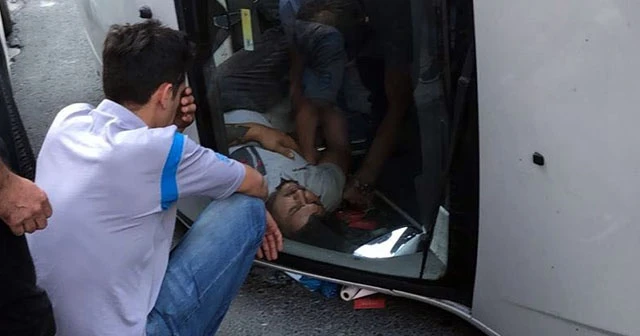 Acısını unutup araçta sıkışan arkadaşının kurtarılışını bekledi