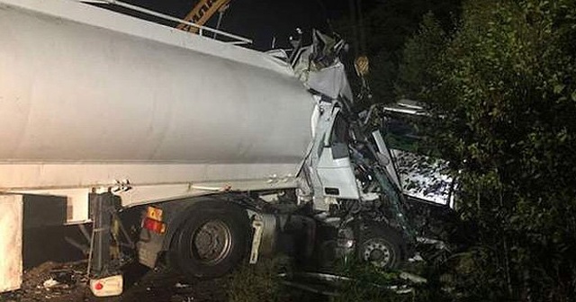 Akaryakıt tankeriyle yolcu otobüsü çarpıştı: 9 ölü, 11 yaralı