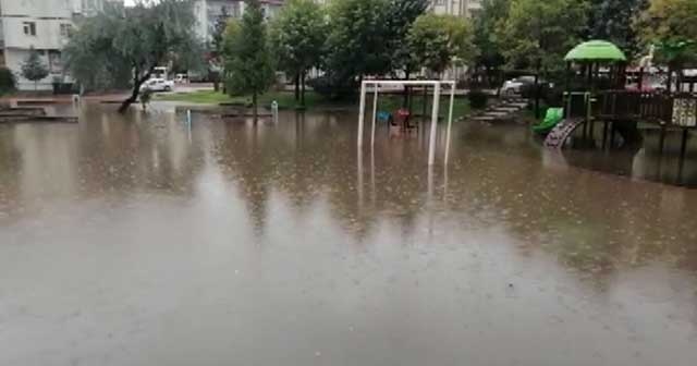 Aksaray’da şiddetli yağış hayatı felç etti