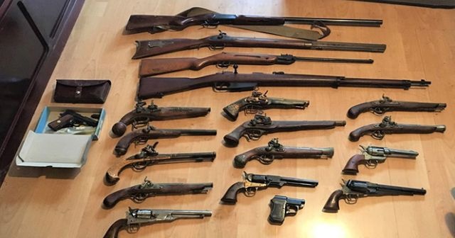 Almanya&#039;da bir evde gizlenmiş çok sayıda silah, kılıç ve bıçak ele geçirildi
