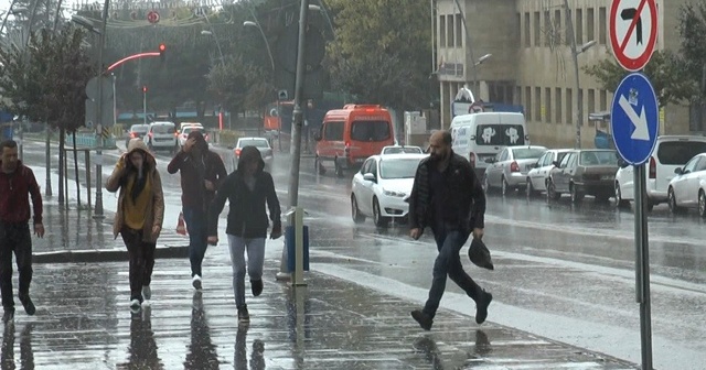 Aniden bastıran yağmur ve dolu hayatı felce uğrattı