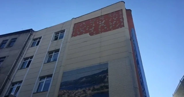 Anne ve kızın üstüne dış cephe kaplaması düştü