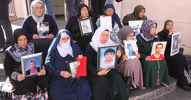 Annelerin HDP önündeki evlat nöbeti 28&#039;inci gününde