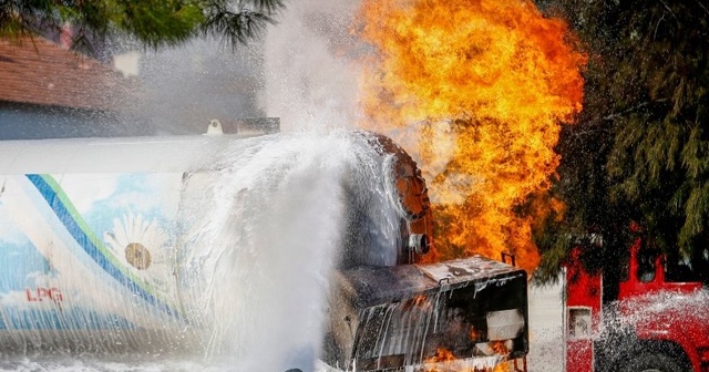 Antalya&#039;da LPG tankeri yangını! Korku dolu anlar