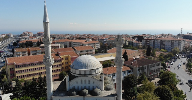 Avcılar’da bir kısmı yıkılan minarenin en kazı kaldırıldı