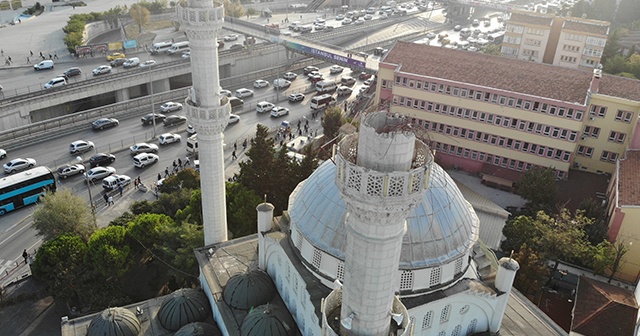 Avcılar’da bir kısmı yıkılan minarenin enkazı kaldırıldı